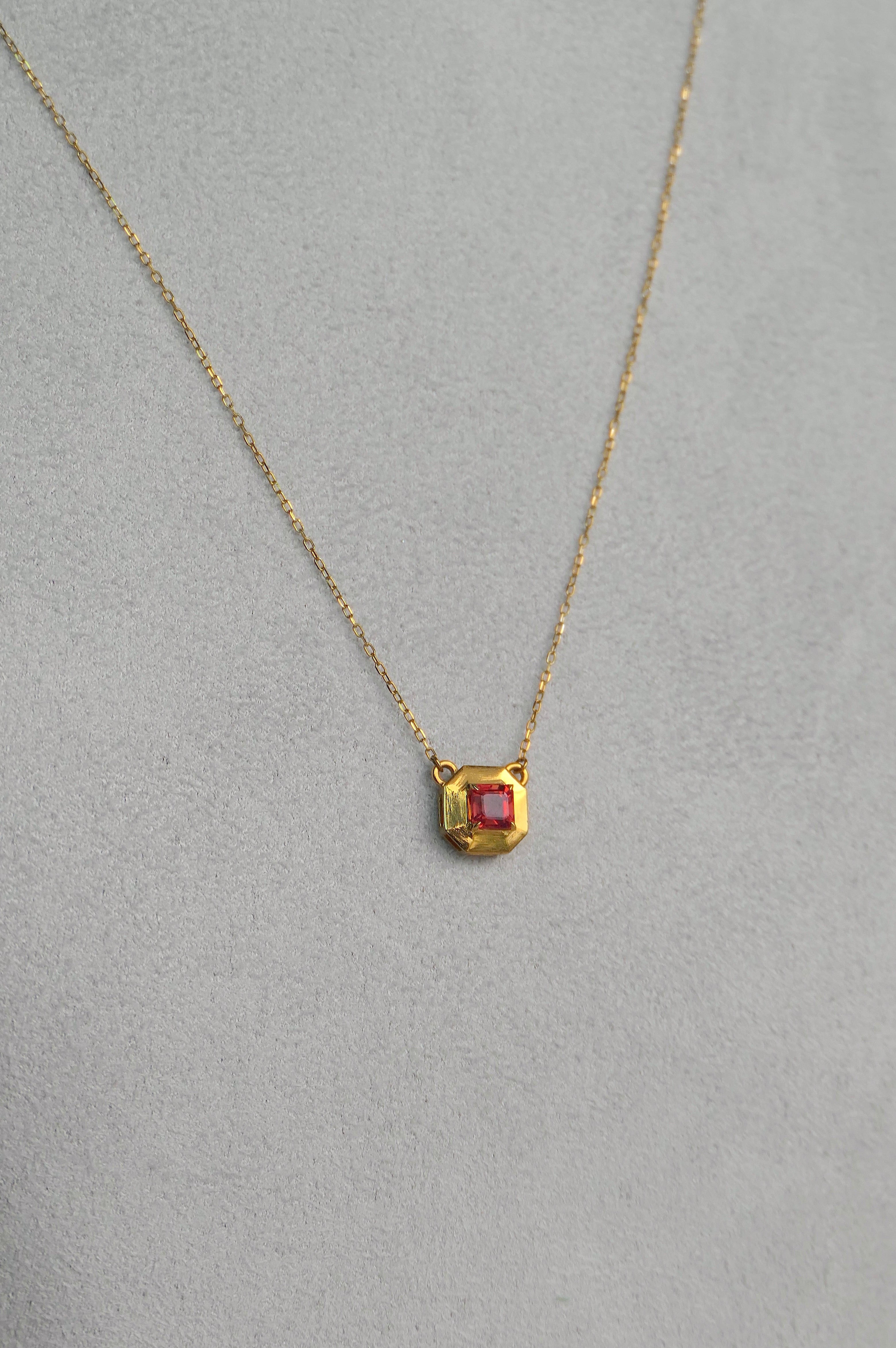 Collar con colgante Asscher enmarcado