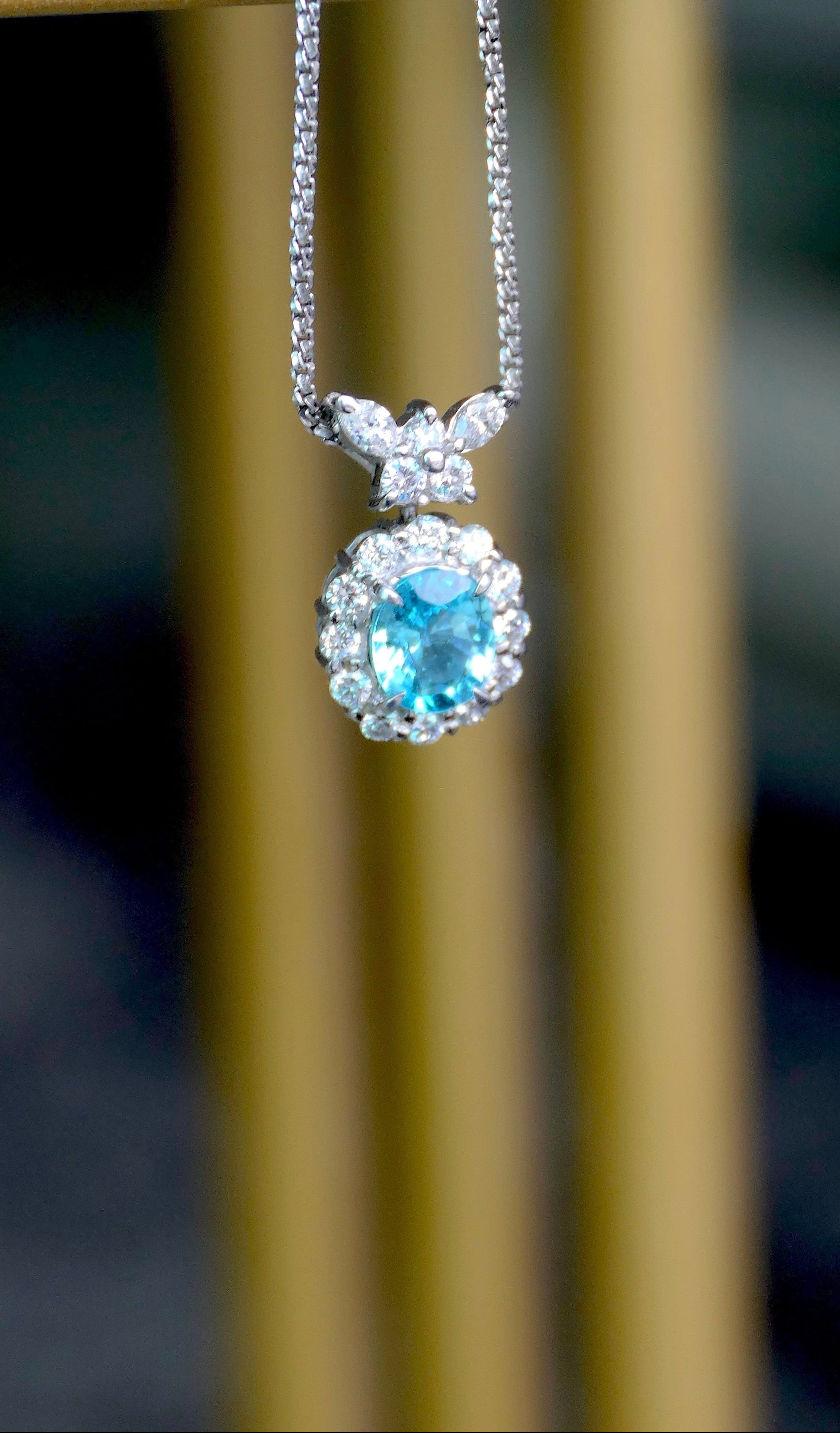 Collar Paraiba Halo Mariposa