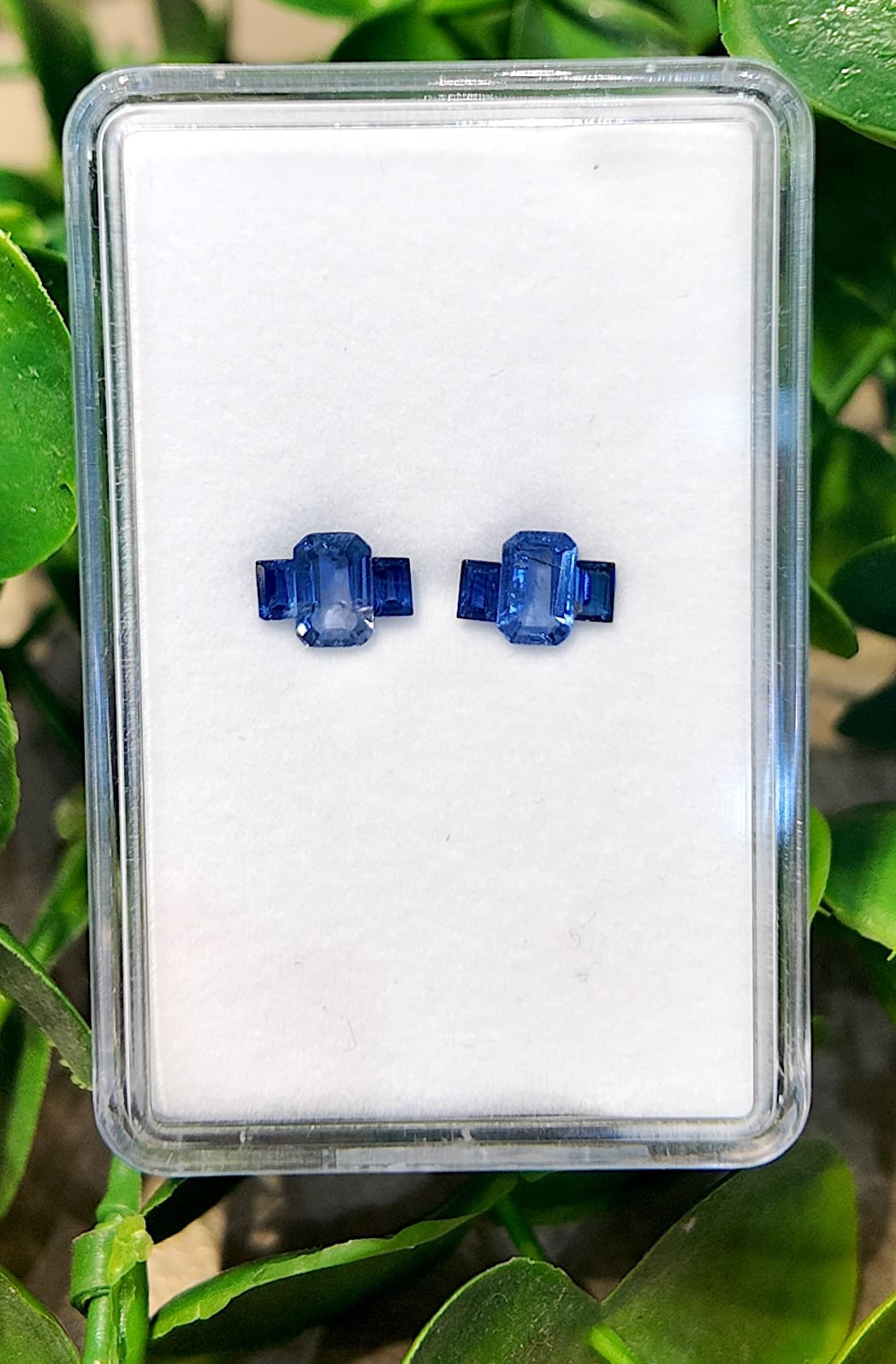 Conjunto de dos Pendientes de Zafiro con Montura Real