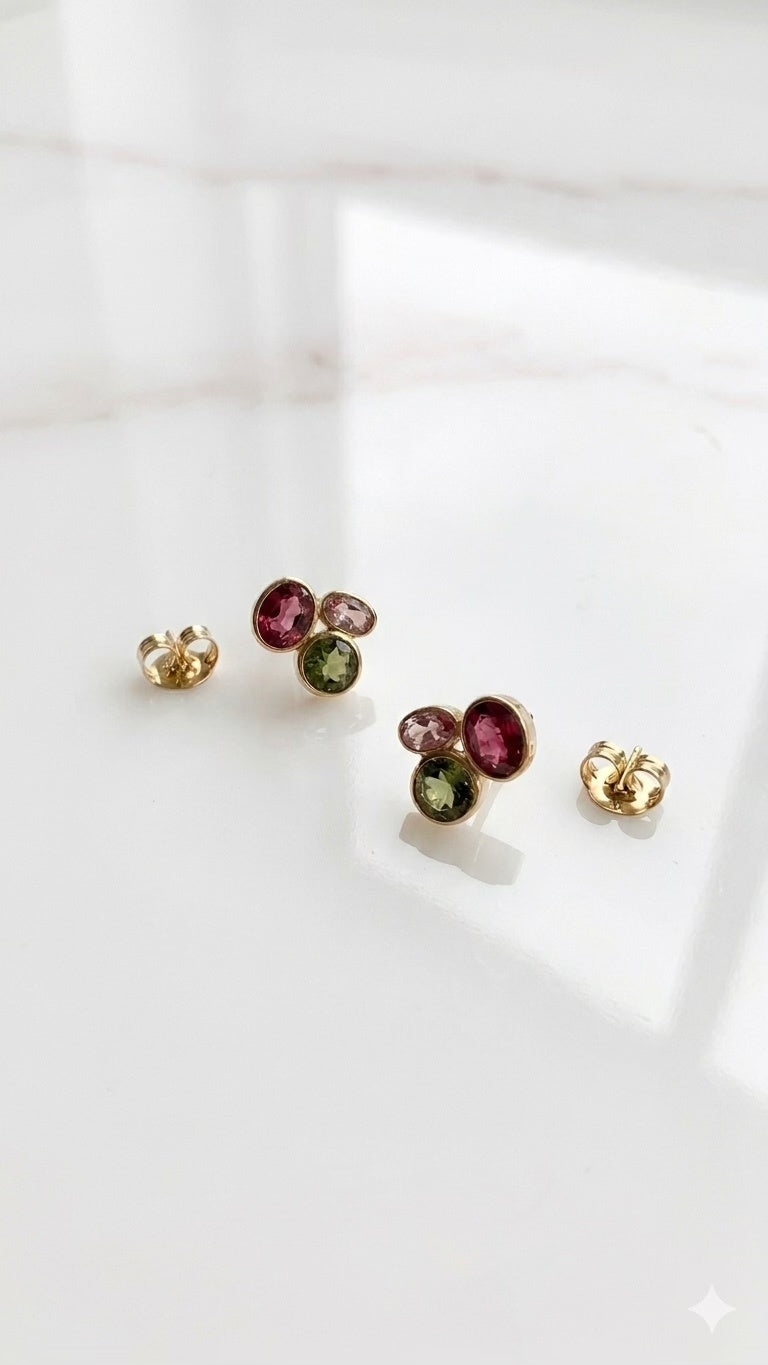 Par de pendientes de botón de turmalina color fucsia